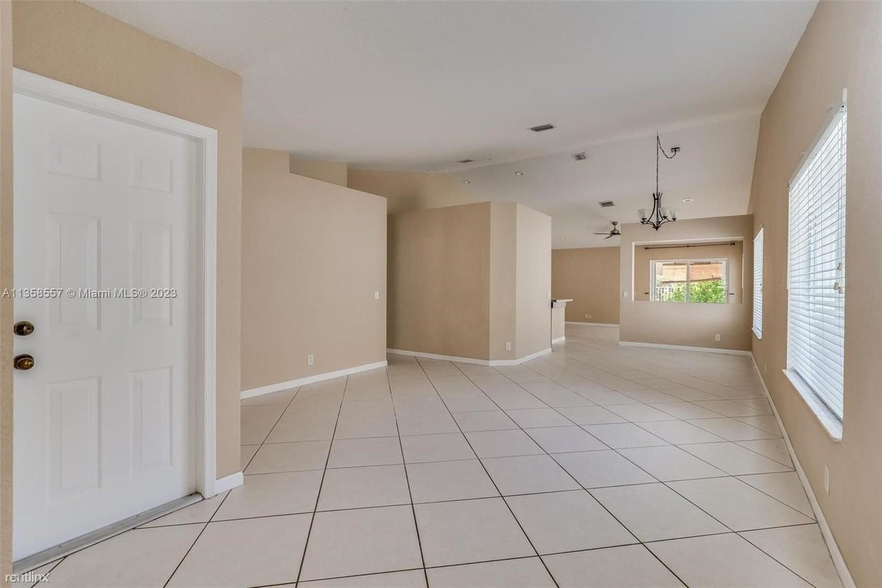 1046 Golden Cane Dr - Photo 3 of 24