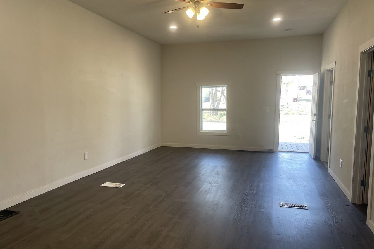 1110 Sw Woodward Ave - Photo 3 of 14