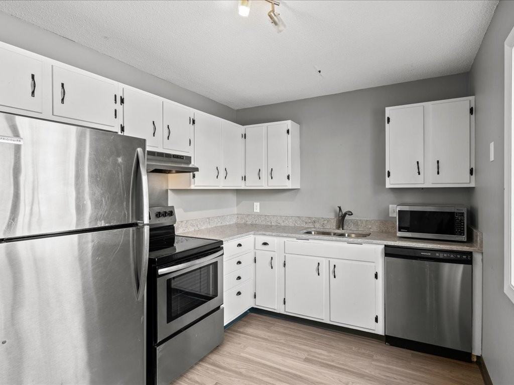 1742 Sumach Lane - Photo 2 of 22