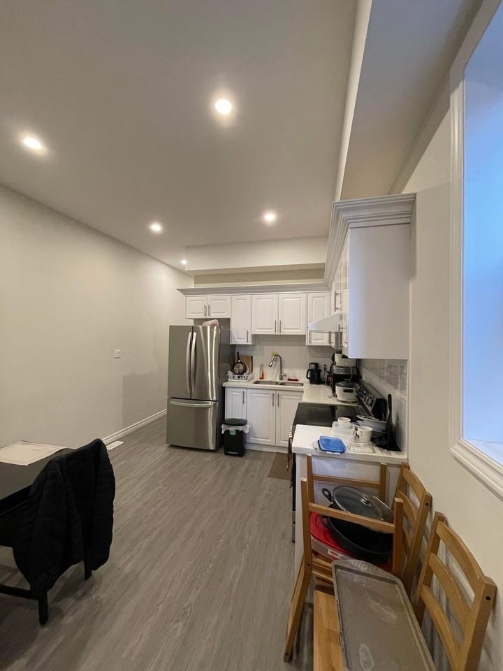 Central Downtown Bedroom with Ensuite in 3 Bedrooms unit for RENT