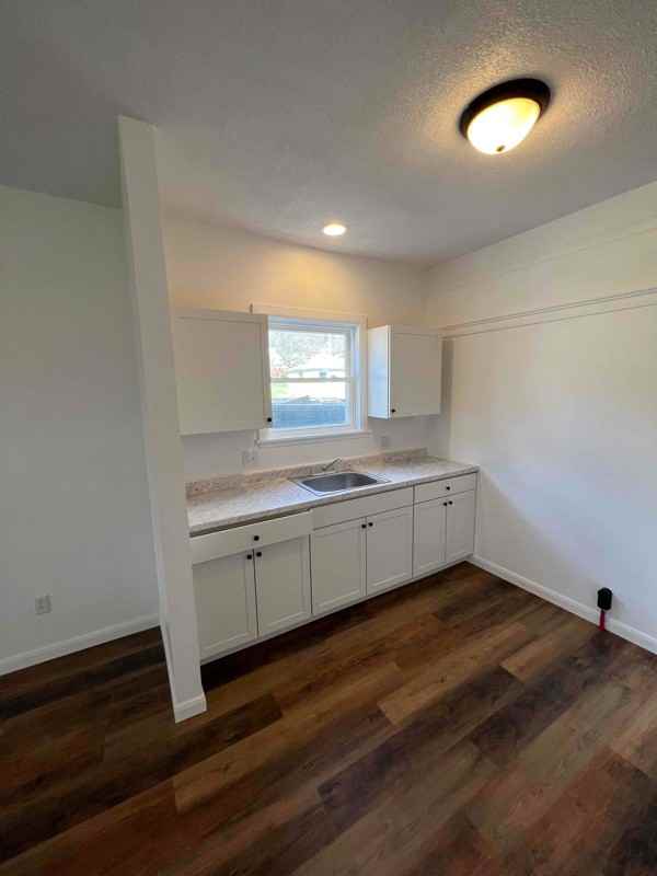 499 W 44th St - Photo 3 of 7