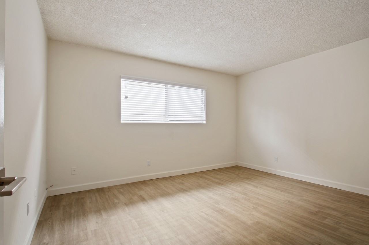 1456-60 Barry Avenue - Photo 4 of 13
