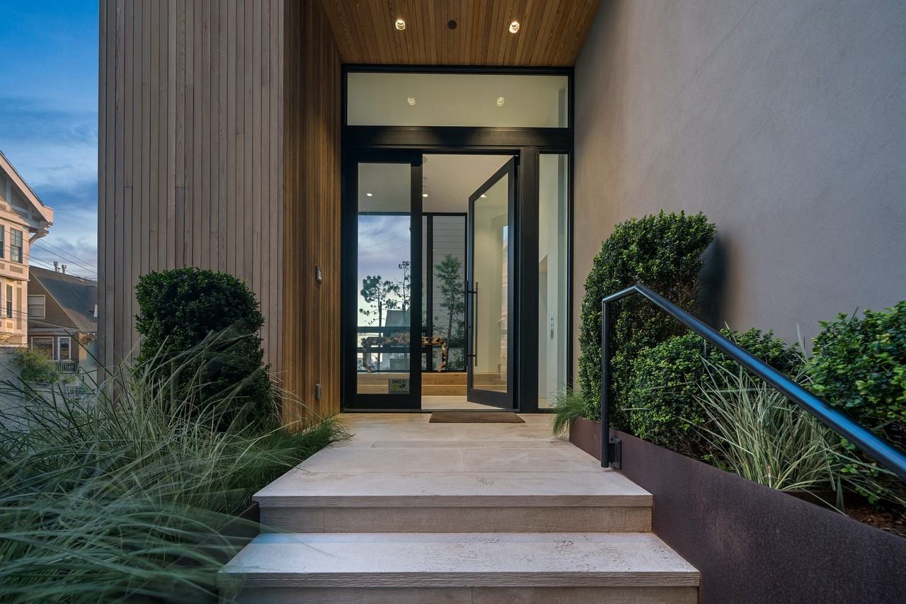 1110 Green St - Photo 3 of 21