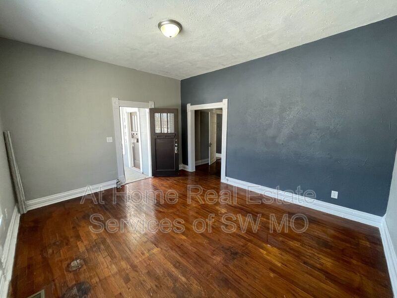 1015 N Sherman Ave - Photo 2 of 12