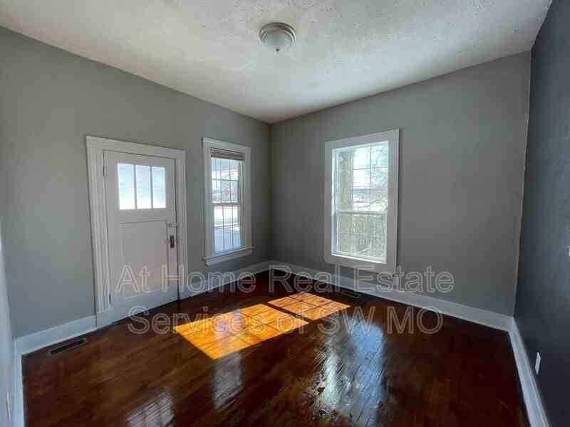 1015 N Sherman Ave - Photo 5 of 12