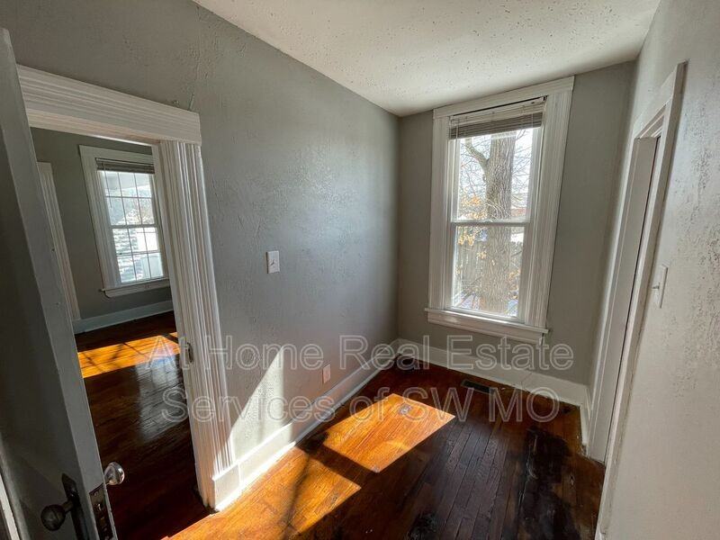 1015 N Sherman Ave - Photo 6 of 12