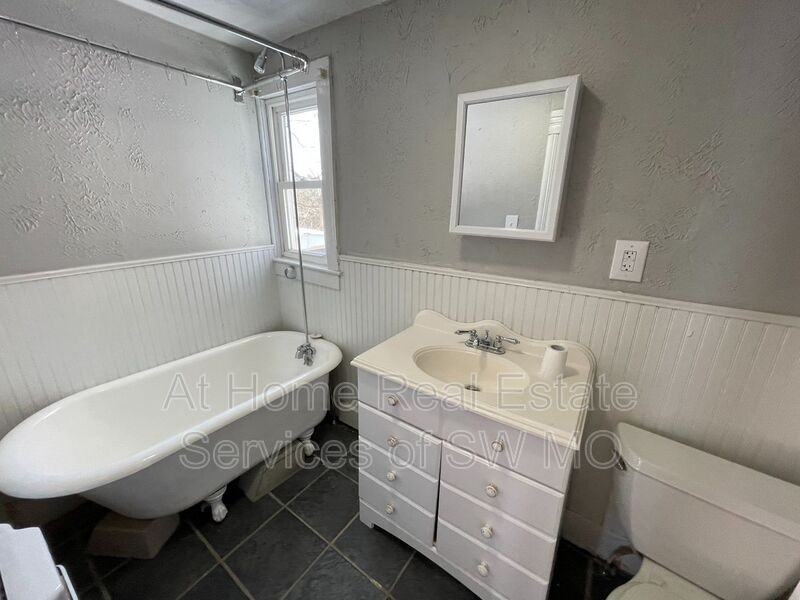 1015 N Sherman Ave - Photo 7 of 12