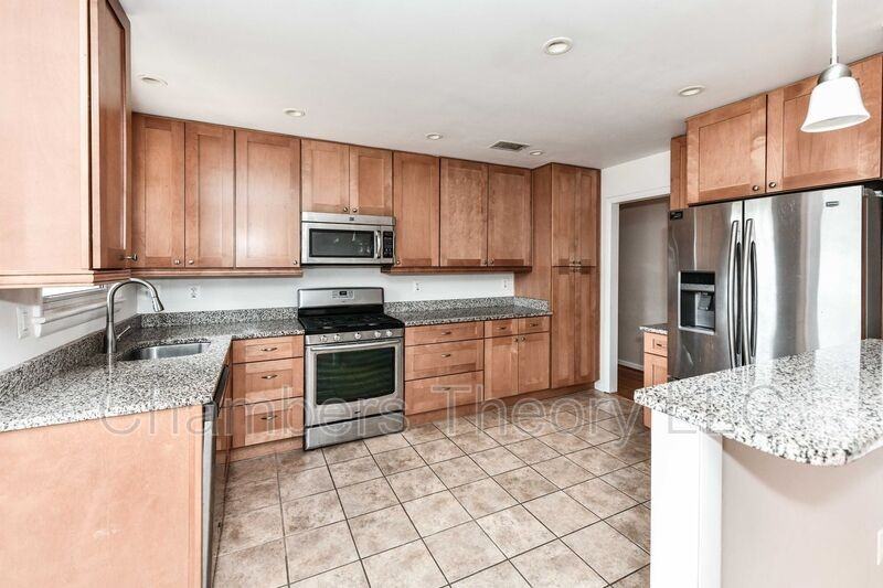 3015 James St - Photo 6 of 37