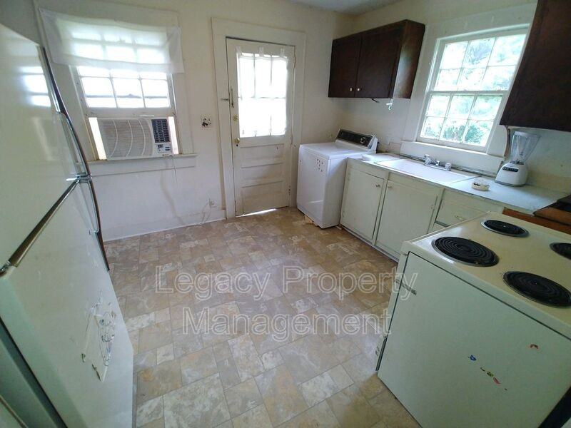 210 W Summerbell Ave - Photo 2 of 8