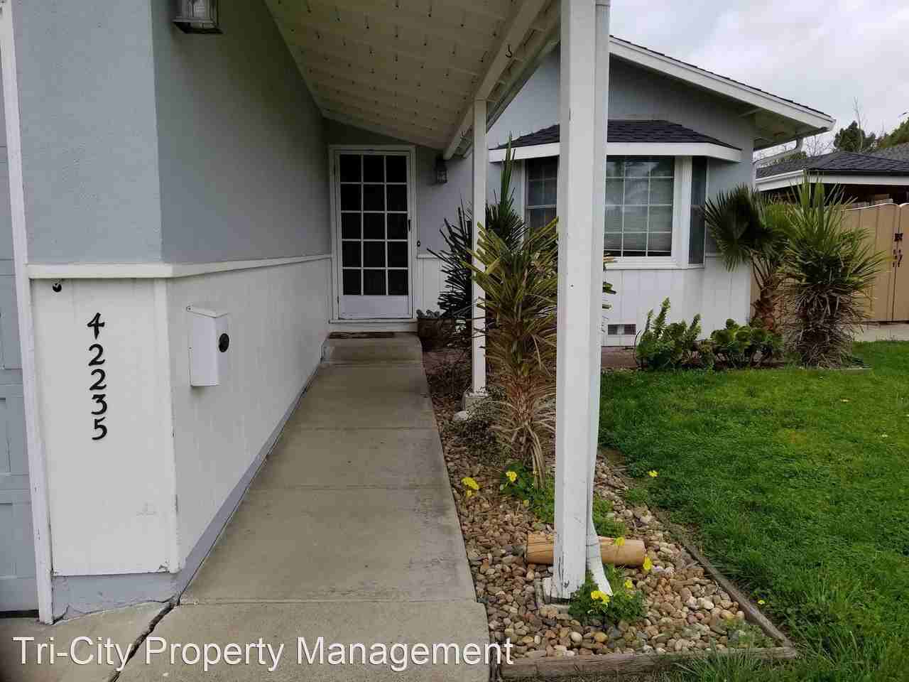 42235 Edgewood St - Photo 2 of 15