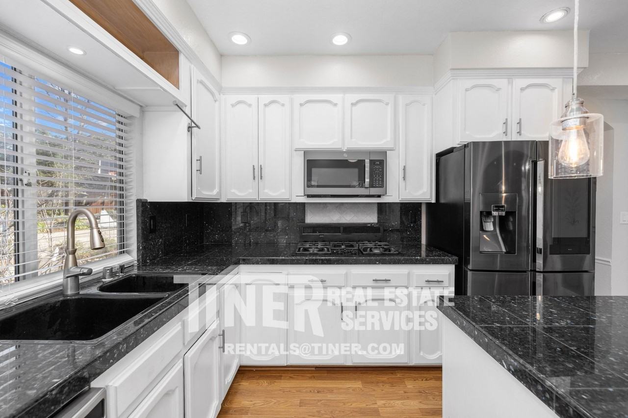 108 Lowney Ct - Photo 3 of 50