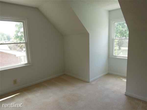 1189 Woodbridge Dr - Photo 3 of 8