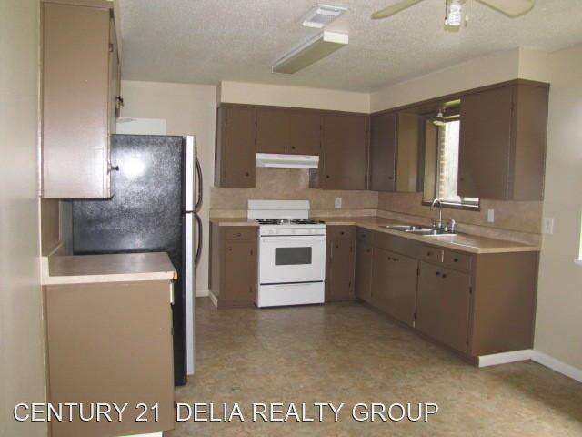 101 Magnolia St - Photo 3 of 4