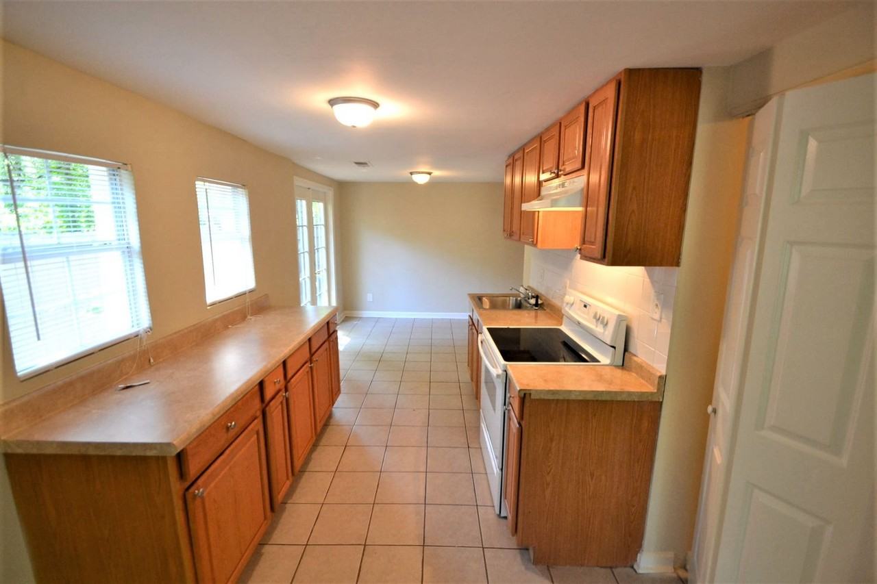 599 Quillian Ave - Photo 3 of 11