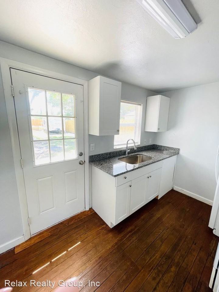 1732 32nd Ave E - Photo 3 of 10