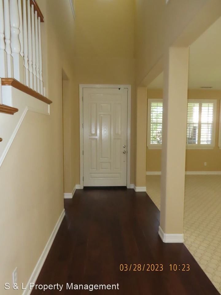 32349 Alpine Ct - Photo 3 of 50