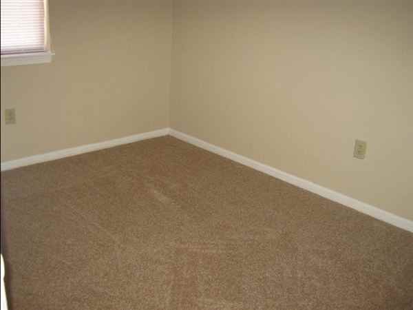 Huntington Square Apartments - Photo 2 of 6