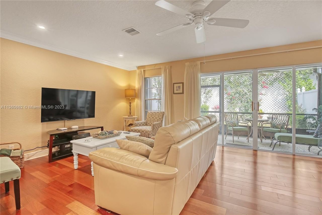 119 Ocean Dunes Cir - Photo 7 of 39