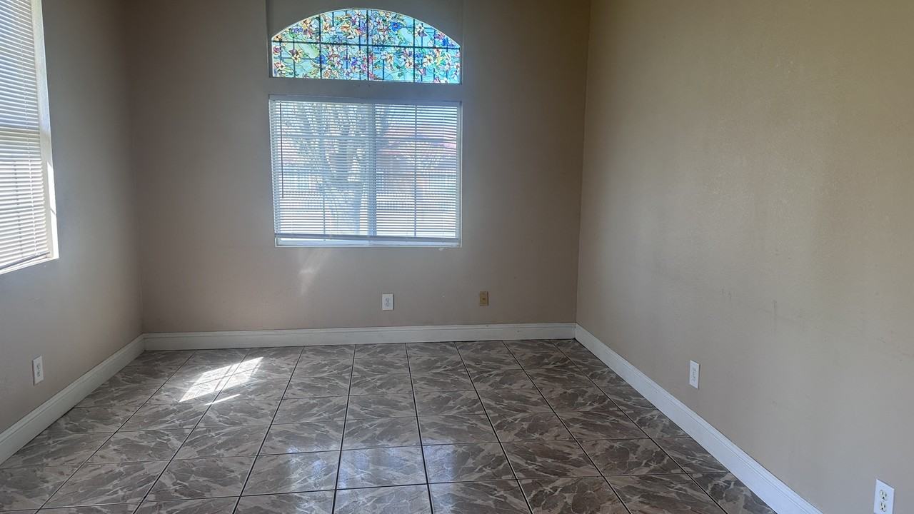 705 8th St - Photo 3 of 9