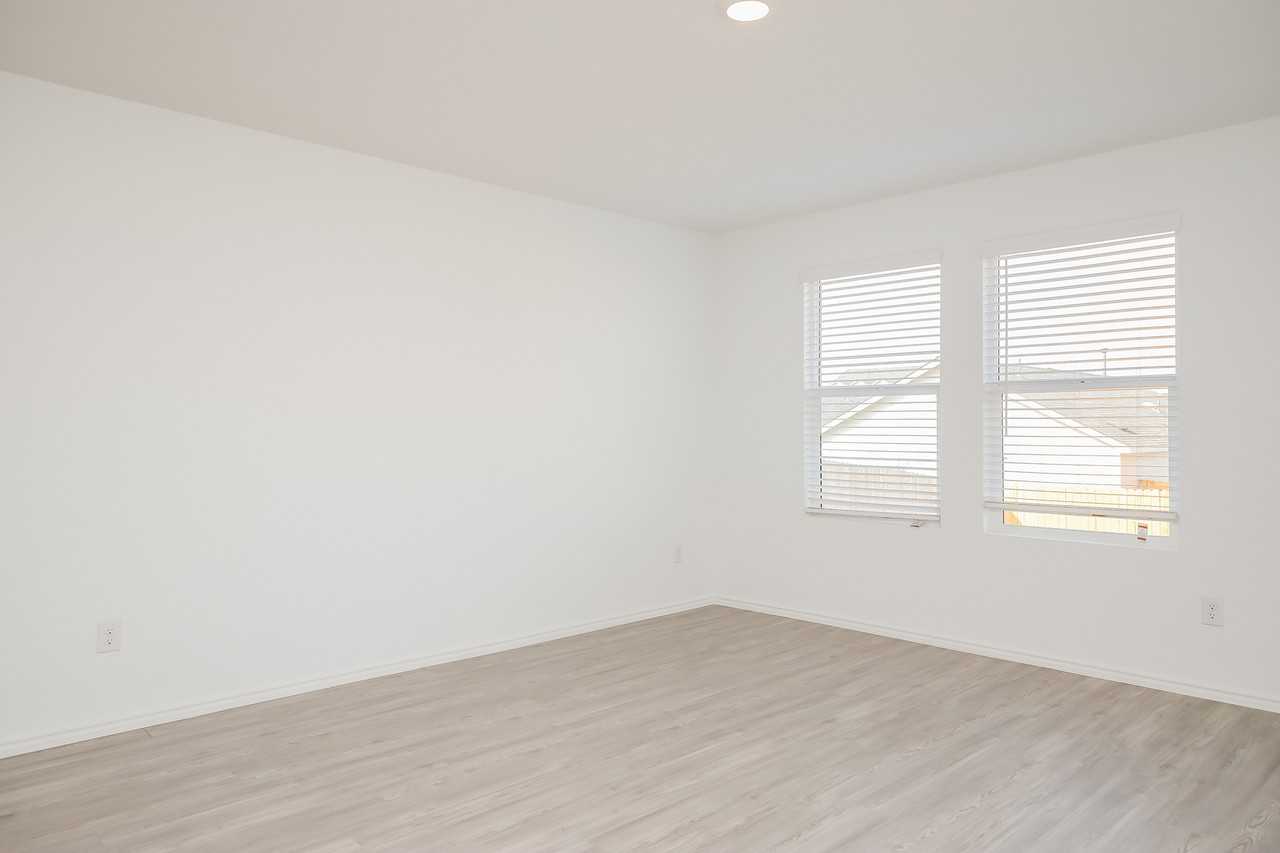 2907 2907 Millikan Dr - Photo 3 of 15