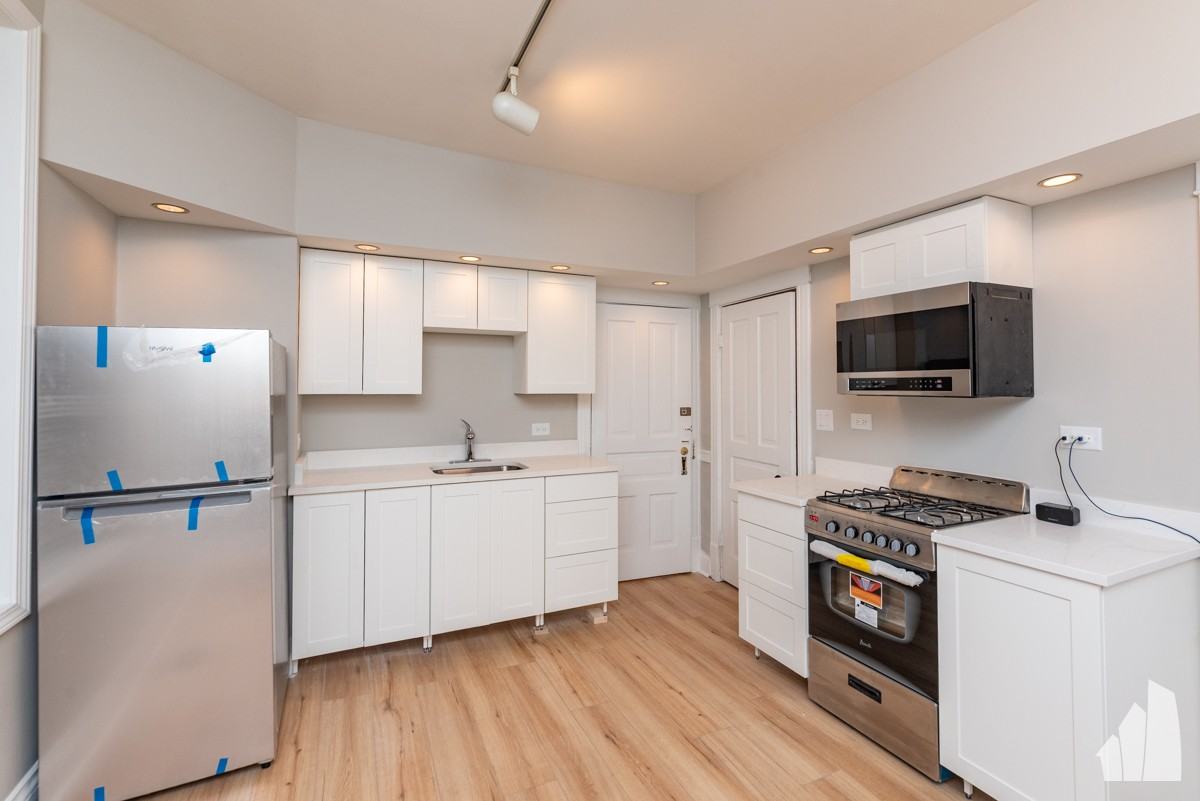 2334 N Southport Ave #1F - Photo 2 of 18