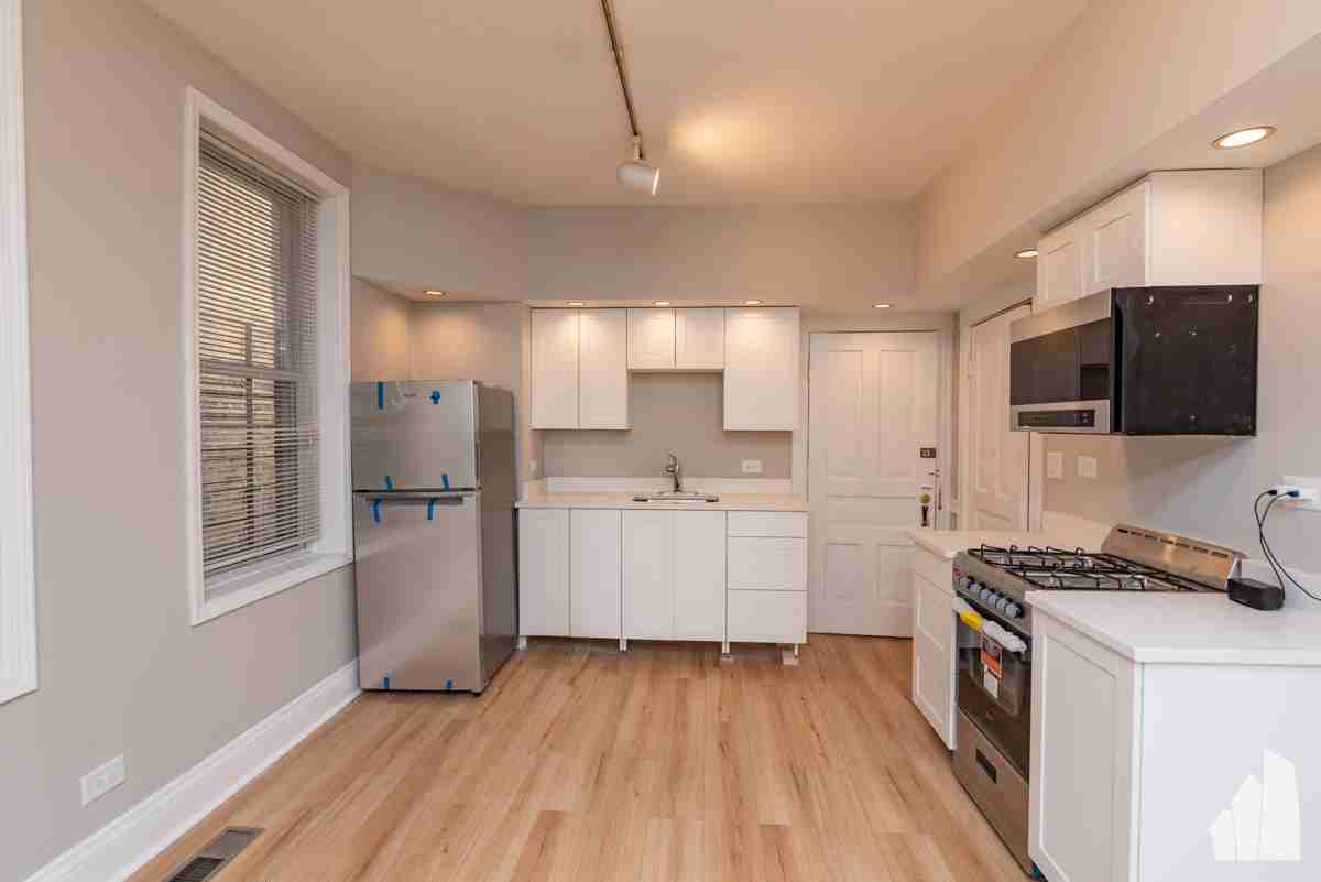 2334 N Southport Ave #1F - Photo 3 of 18