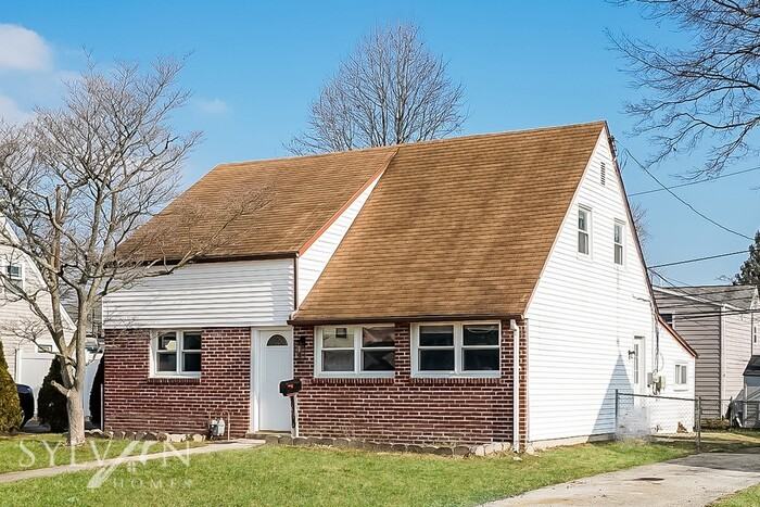 2360 Cedar Ln - Photo 3 of 15