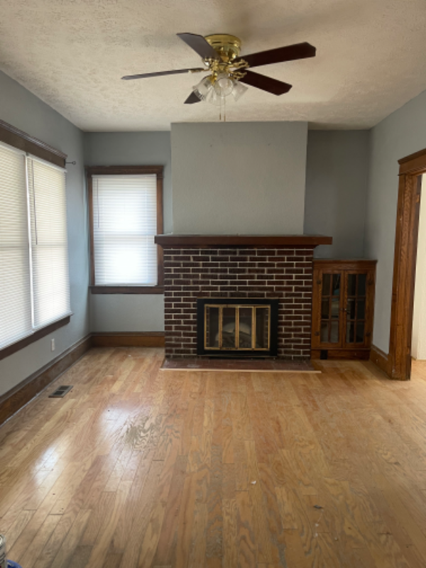 811 Red Oak St - Photo 2 of 12