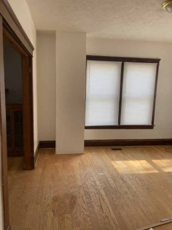 811 Red Oak St - Photo 3 of 12