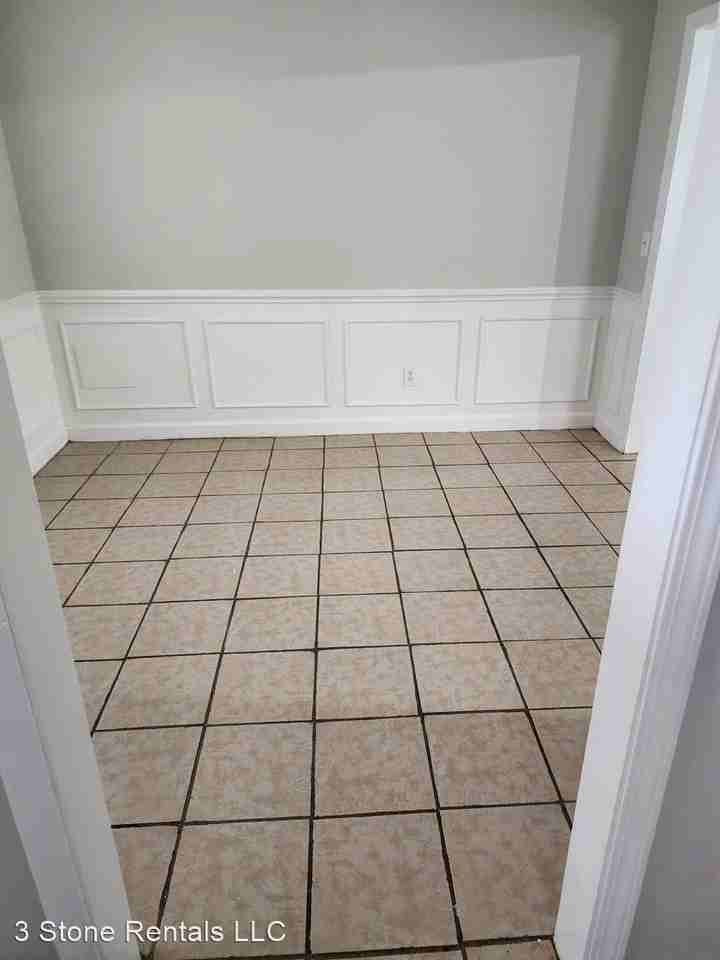 1556 Malden Drive - Photo 3 of 8