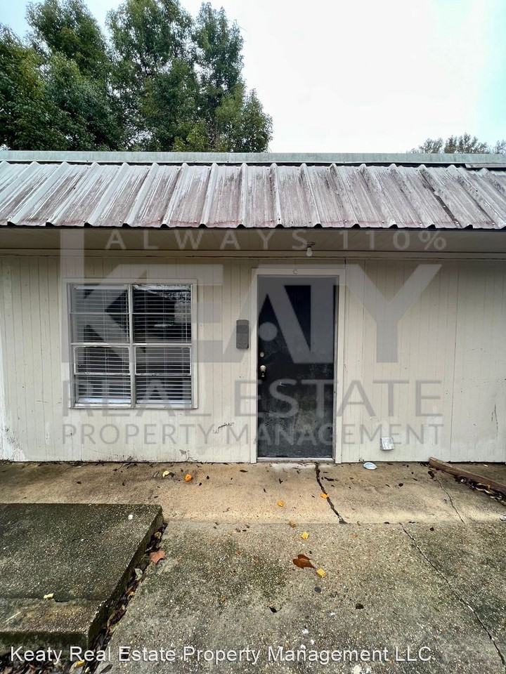 331 W Bridge Street - Photo 2 of 8