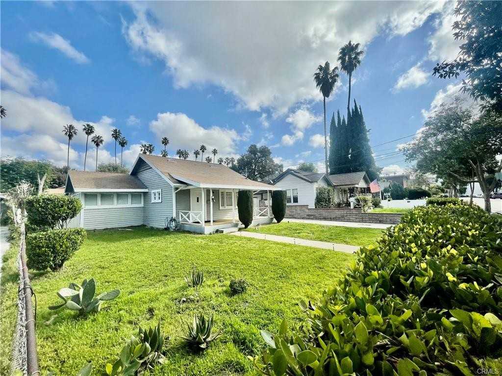 805 Merrett Dr - Photo 2 of 33