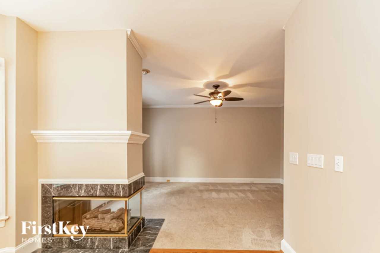 205 Muirfield Ln - Photo 3 of 15