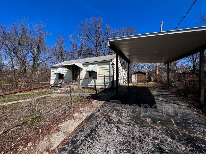 1421 S Brookside Ave - Photo 2 of 10
