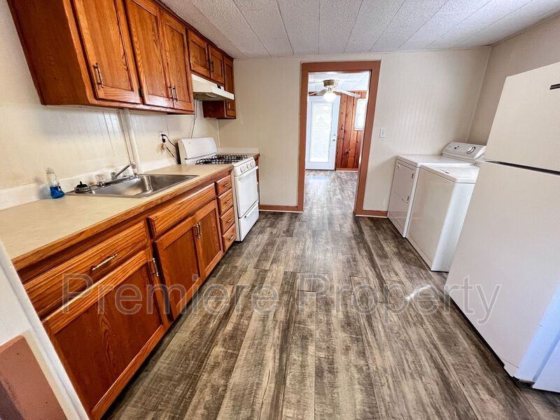 1421 S Brookside Ave - Photo 3 of 10