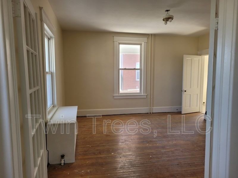 1073 Chicago Ave #STEB - Photo 3 of 10