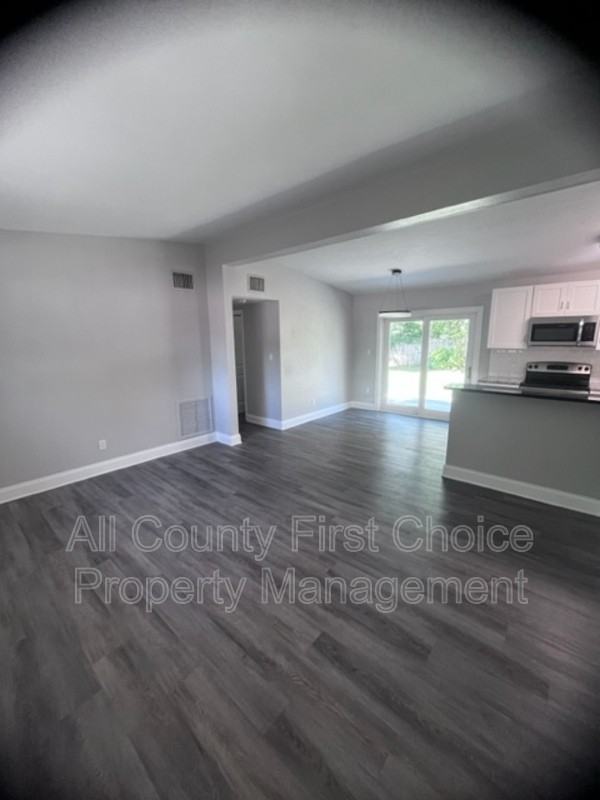 4237 Neptune Dr Se - Photo 2 of 10