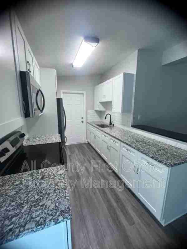 4237 Neptune Dr Se - Photo 5 of 10