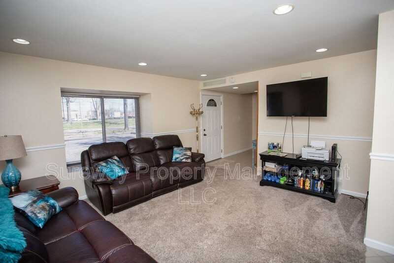 207 Empress St - Photo 4 of 46