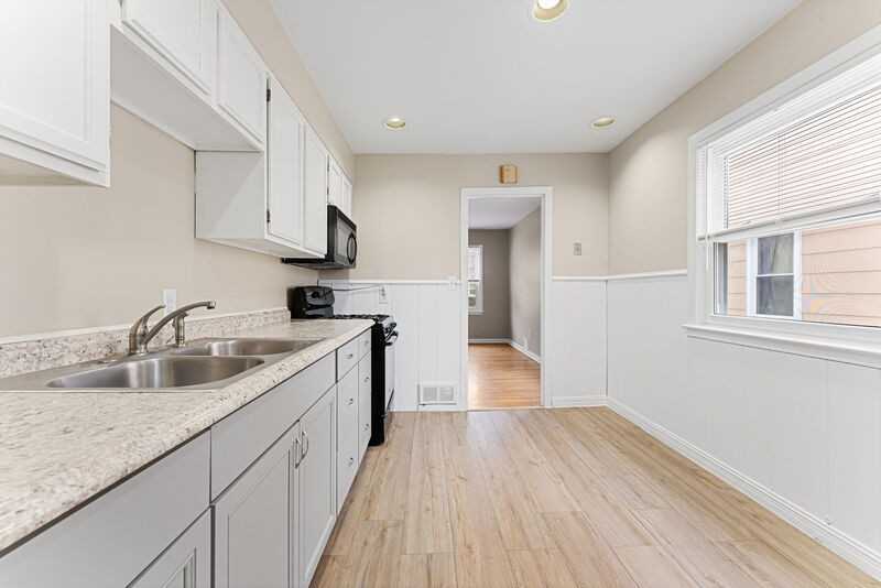 20488 Hollywood St - Photo 2 of 9