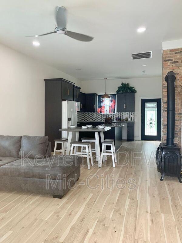 1512 W 12th St - Photo 2 of 19