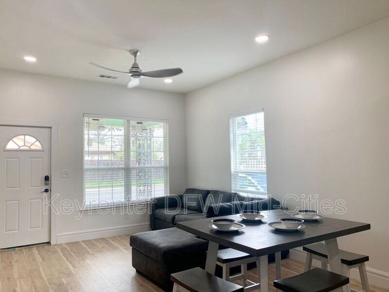 1512 W 12th St - Photo 3 of 19