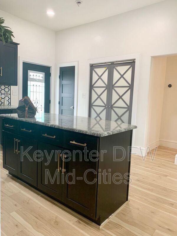 1512 W 12th St - Photo 4 of 19