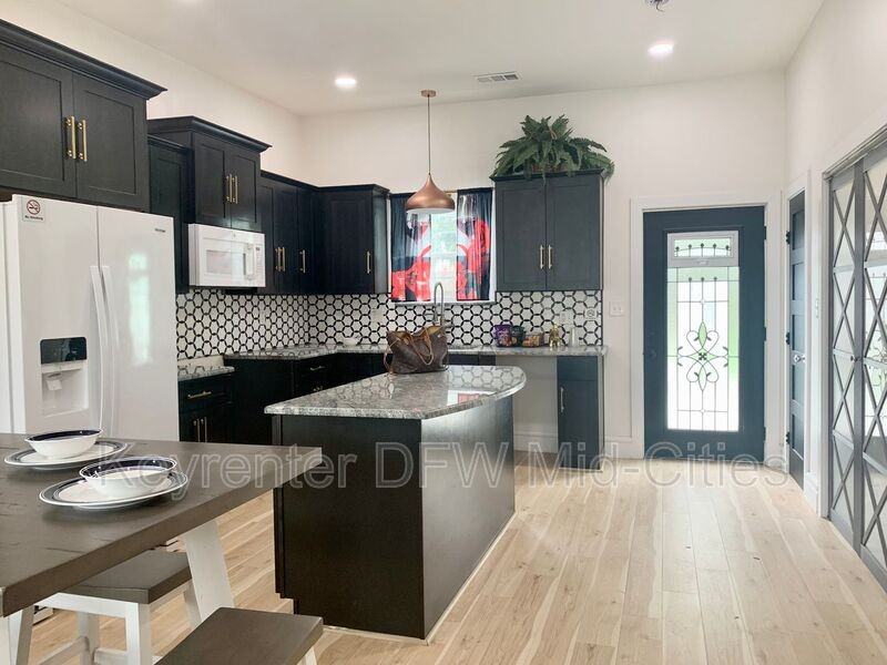 1512 W 12th St - Photo 5 of 19