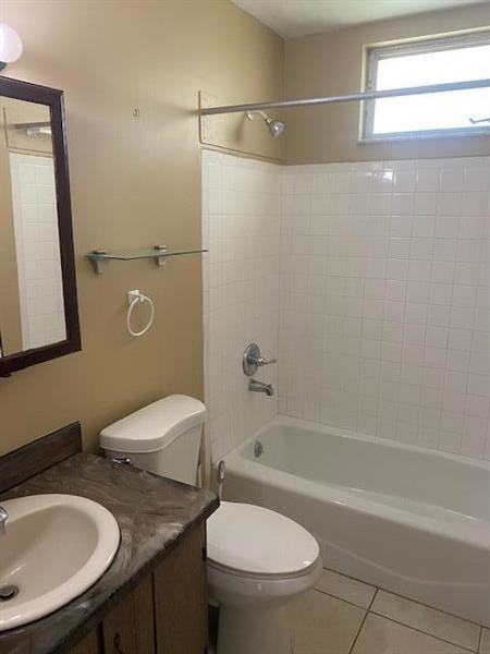 1135 Ne 20th St #1 - Photo 2 of 4