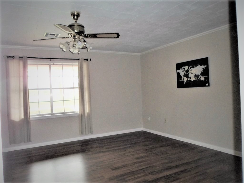 1009 Poplar St - Photo 3 of 13