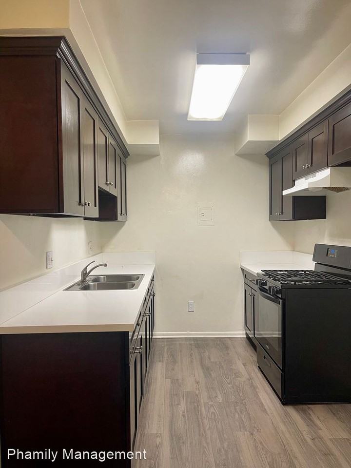 451 Anderwood Ct - Photo 2 of 3