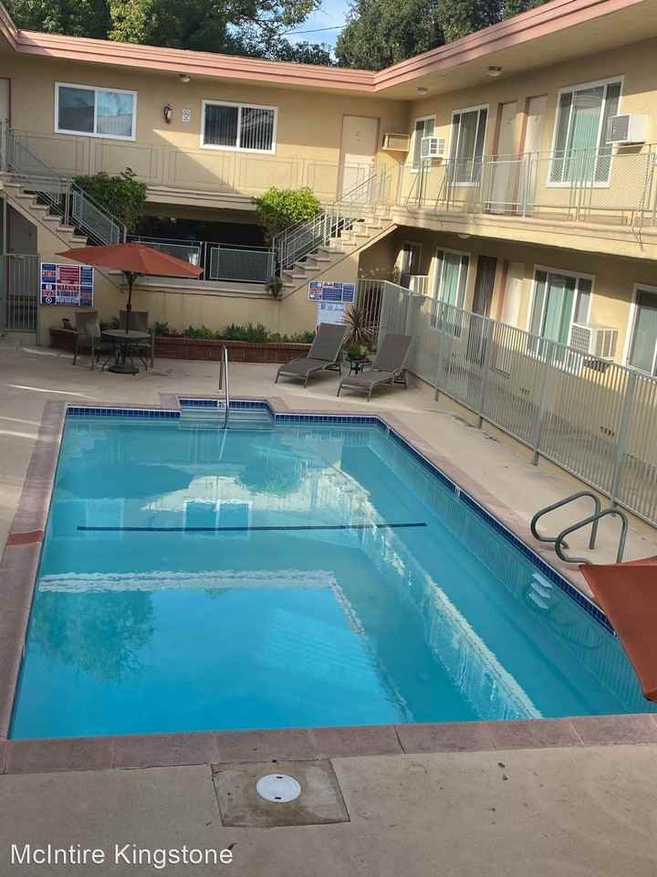 STUNNING APARTMENT IN A GREAT LOCATION! Pool Propery, Call today! - Photo 2 of 9