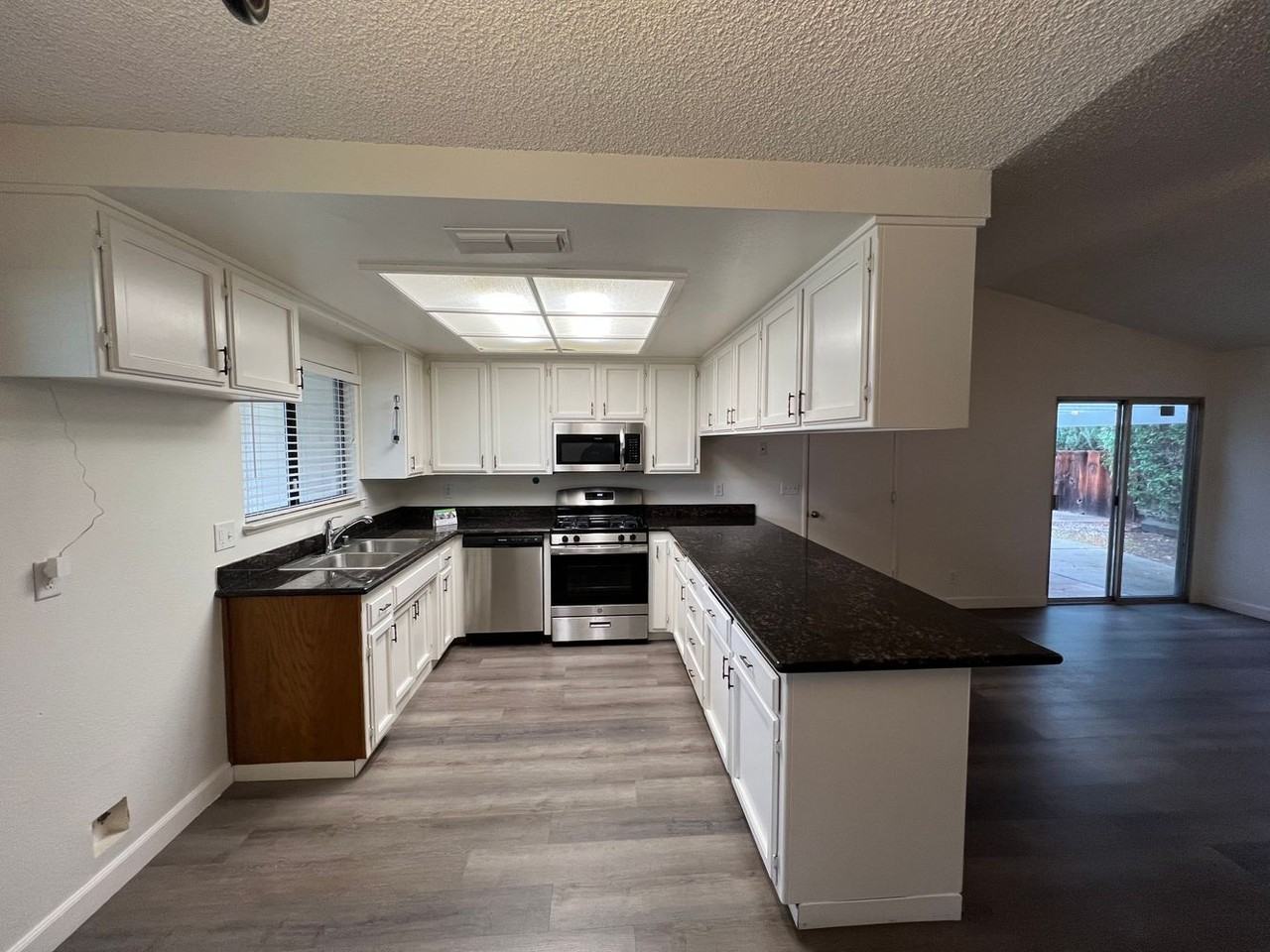 460 Pelican Pl - Photo 3 of 11