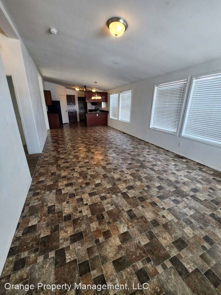 5637 Border Ave - Photo 3 of 32